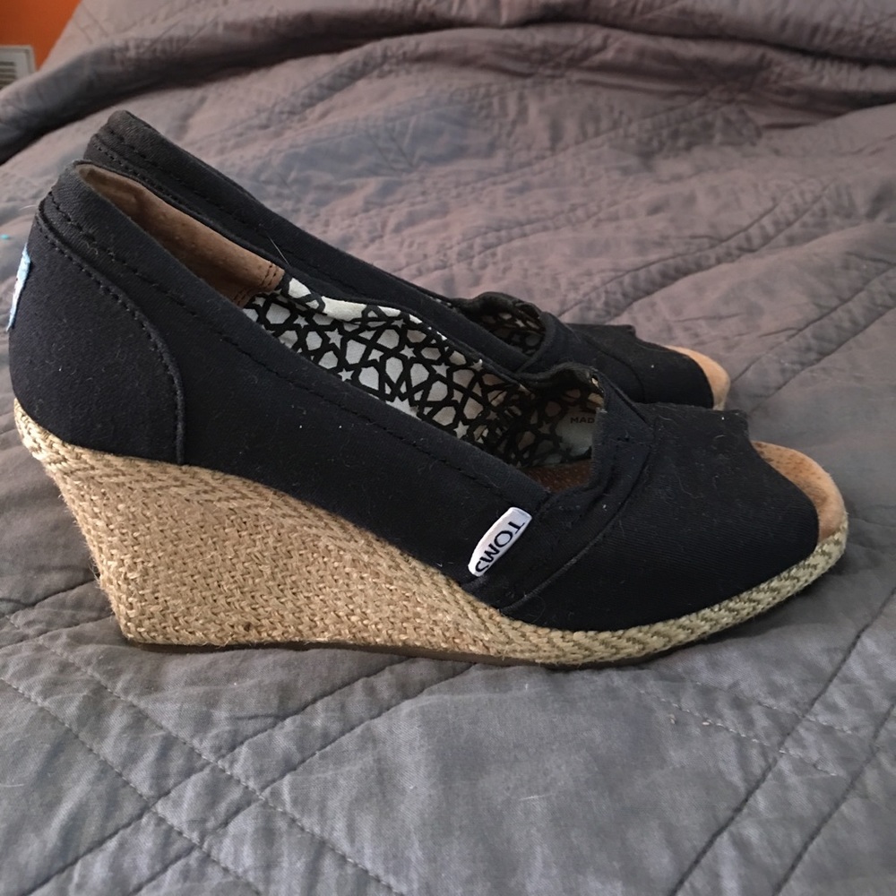 Toms 71/2 black wedges